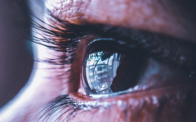 Veo destellos de luz en el rabillo del ojo: causas, síntomas y cuándo debes acudir al especialista